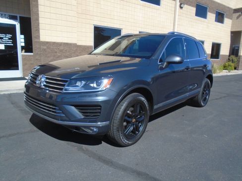 Used 2016 Volkswagen Touareg TDI image 2