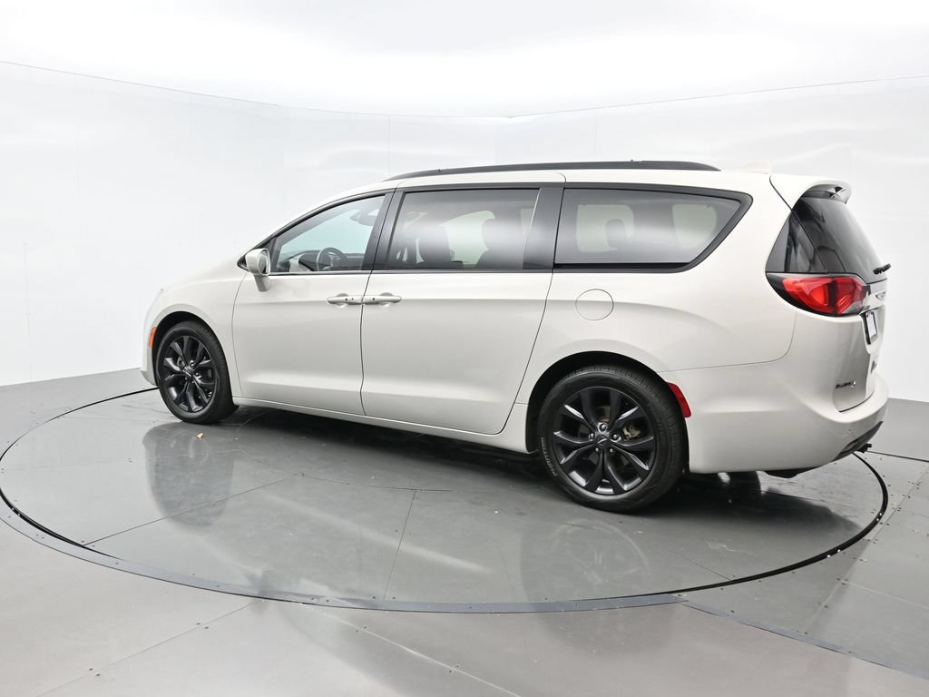 Used 2020 Chrysler Pacifica Touring-L w/ S Appearance Package FWD image 3