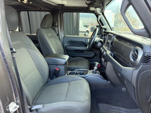 Used 2019 Jeep Wrangler Unlimited Sahara image 16