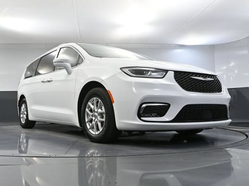Used 2022 Chrysler Pacifica Touring-L FWD image 54