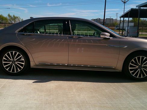 Used 2019 Lincoln Continental Select image 17