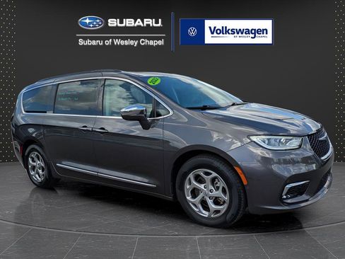 Used 2022 Chrysler Pacifica Limited FWD image 1