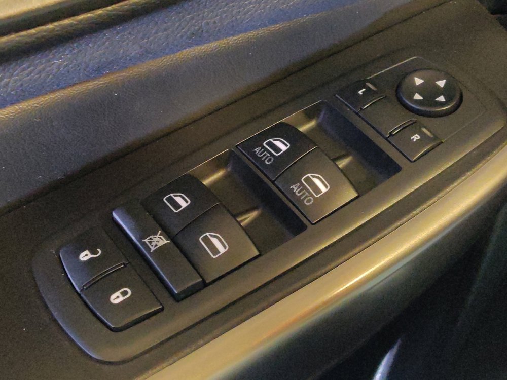 Used 2019 Jeep Cherokee Latitude Plus w/ Cold Weather Group FWD image 27