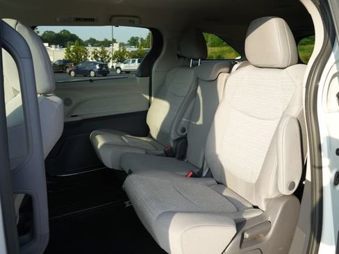 Used 2021 Toyota Sienna LE FWD image 15