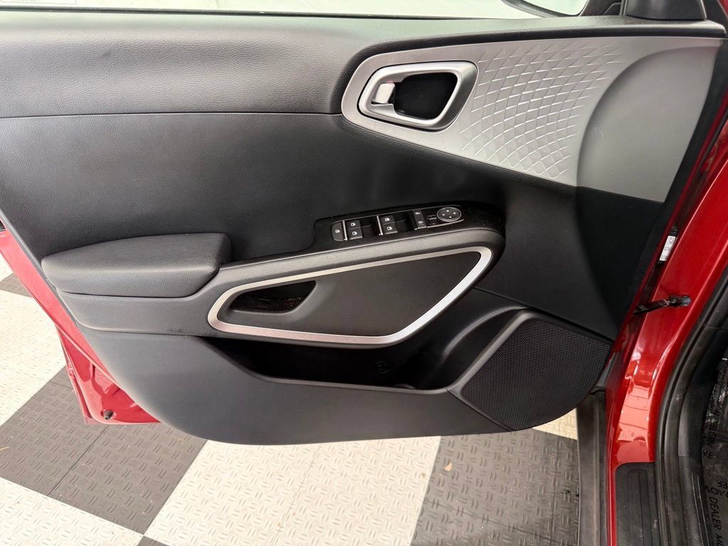 Used 2023 Kia Soul LX w/ LX Technology Package FWD image 13