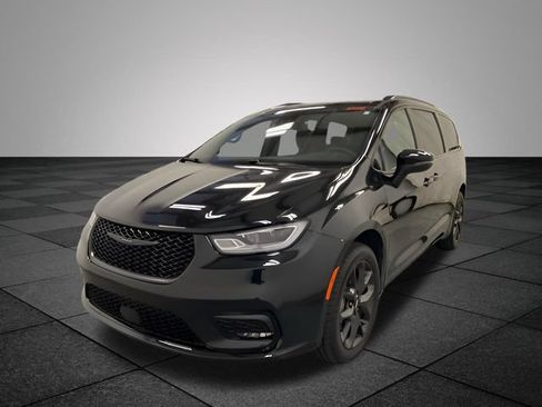 Used 2023 Chrysler Pacifica Touring-L w/ S Appearance Package AWD/4WD image 3