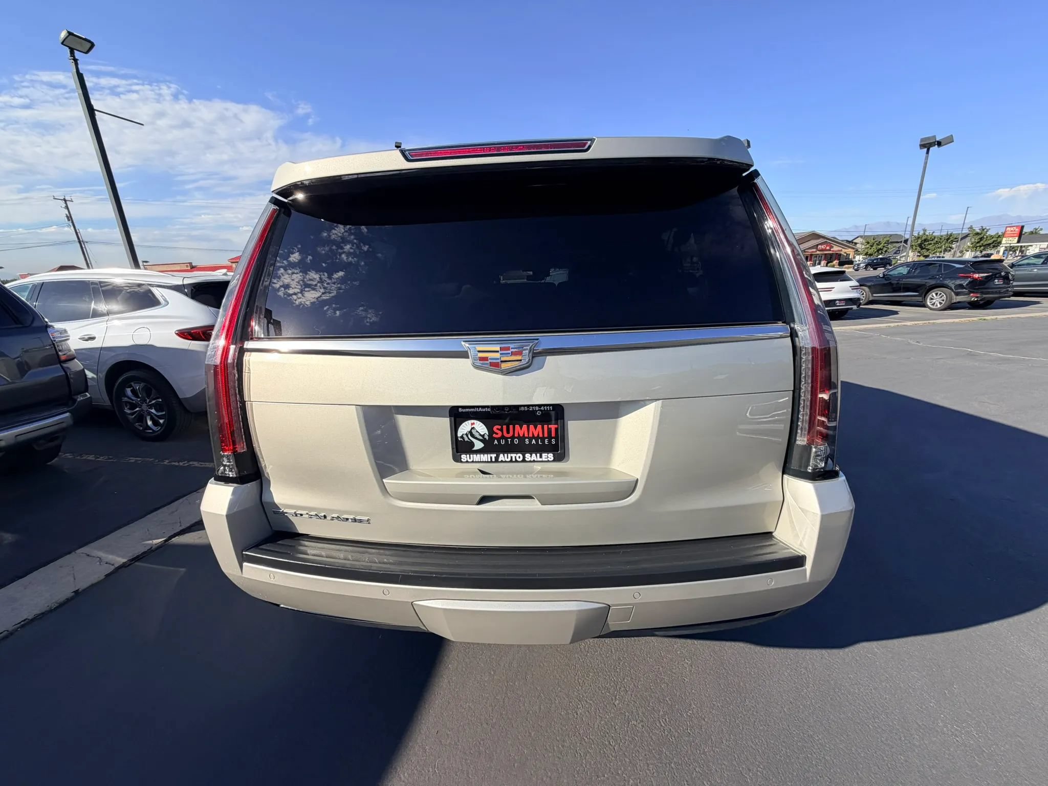 Used 2017 Cadillac Escalade ESV Premium Luxury AWD/4WD image 4