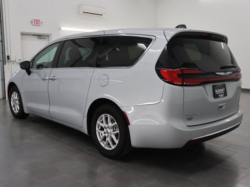 Used 2024 Chrysler Pacifica Touring-L FWD image 6