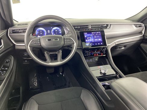 Used 2023 Jeep Grand Cherokee Altitude AWD/4WD image 19