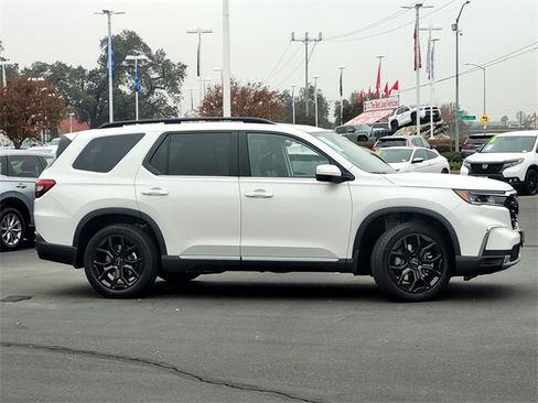 New 2025 Honda Pilot Touring image 3