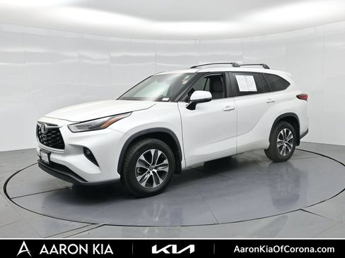 Used 2023 Toyota Highlander XLE AWD/4WD image 1
