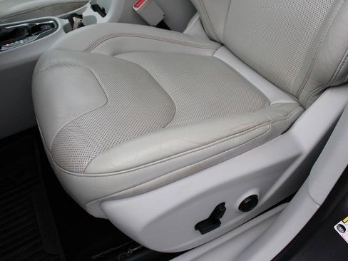 Used 2021 Jeep Cherokee Limited AWD/4WD image 22