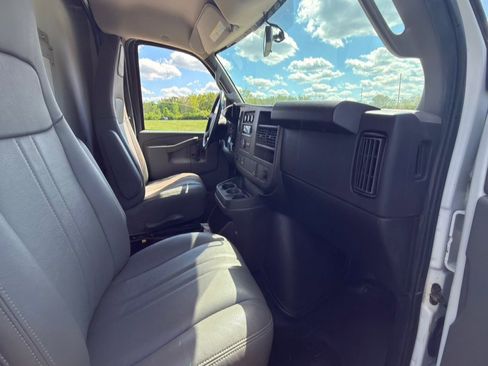 Used 2017 GMC Savana 3500 RWD image 19