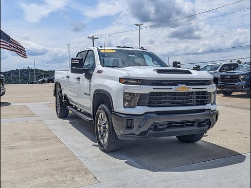 Used 2024 Chevrolet Silverado 2500 Custom w/ Custom Value Package AWD/4WD image 5