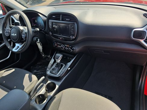 Certified 2025 Kia Soul LX w/ LX Technology Package FWD image 11
