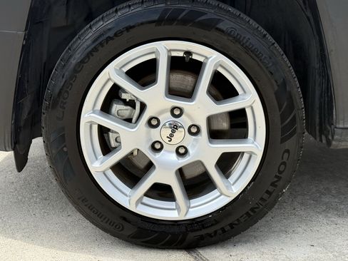 Used 2023 Jeep Renegade Latitude AWD/4WD image 12