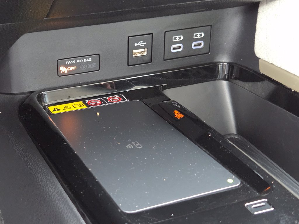 Used 2025 Toyota Camry XLE AWD/4WD image 11