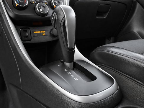 Used 2020 Chevrolet Trax LT w/ LT Convenience Package FWD image 37