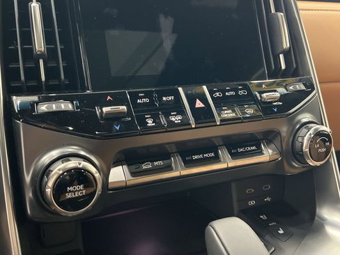 Used 2025 Lexus LX 700h Luxury image 19