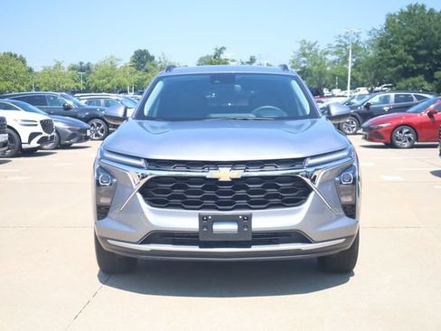 Used 2025 Chevrolet Trax LT FWD image 3