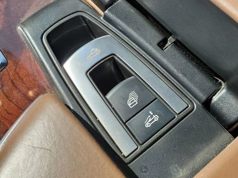 Used 2014 Mercedes-Benz SL 550 image 25