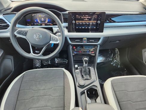 New 2025 Volkswagen Taos SE image 3