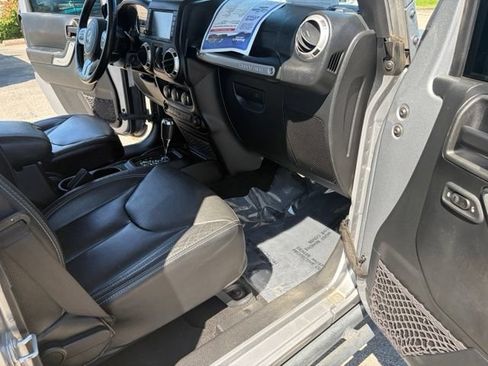 Used 2017 Jeep Wrangler Unlimited Rubicon AWD/4WD image 32