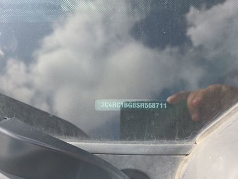 Used 2025 Chrysler Pacifica Select FWD image 5