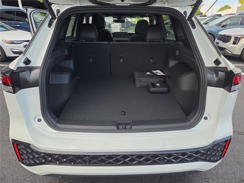 New 2025 Volkswagen Tiguan SE R-Line image 30