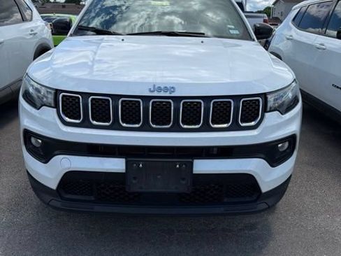Used 2024 Jeep Compass Latitude AWD/4WD image 2