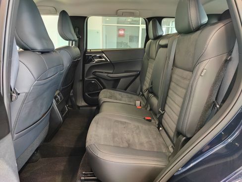 Used 2025 Mitsubishi Outlander SE image 15