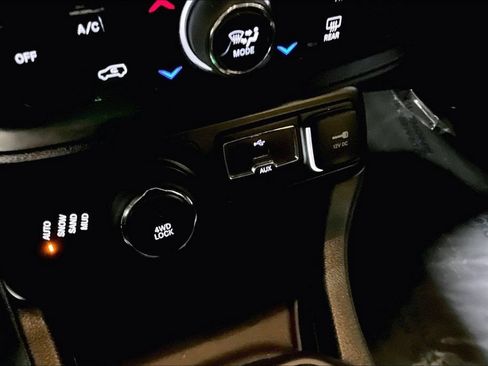Used 2020 Jeep Renegade Latitude AWD/4WD image 25