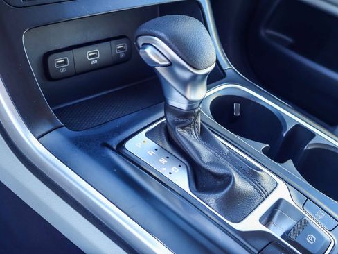 Used 2024 Kia Carnival LX image 7