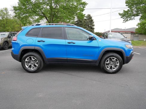 Used 2019 Jeep Cherokee Trailhawk w/ Cold Weather Group AWD/4WD image 8