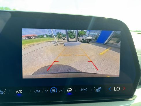 Used 2025 Chevrolet Traverse LT FWD image 30