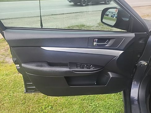 Used 2010 Subaru Outback 2.5i Premium AWD/4WD image 42