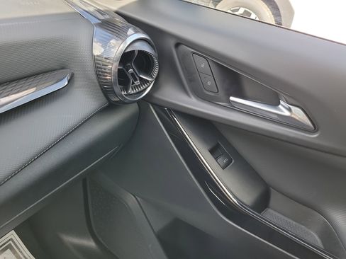 Used 2025 Chevrolet Equinox LT FWD image 28