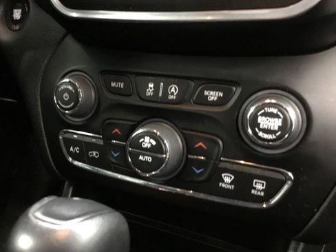 Used 2022 Jeep Cherokee Trailhawk w/ Trailer Tow Group AWD/4WD image 28