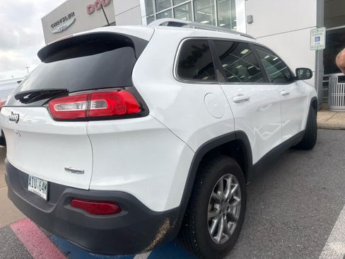 Used 2018 Jeep Cherokee Latitude Plus w/ Comfort/Convenience Group FWD image 6