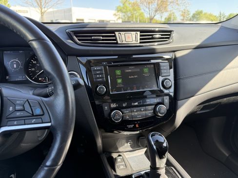 Used 2018 Nissan Rogue SL w/ Premium Package image 18