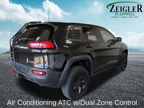 Used 2016 Jeep Cherokee Trailhawk w/ Comfort/Convenience Group AWD/4WD image 6