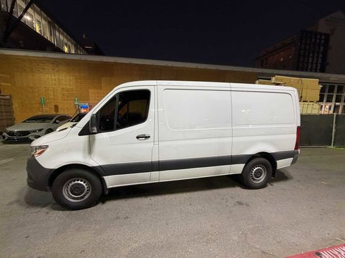 Used 2022 Mercedes-Benz Sprinter 2500 image 2