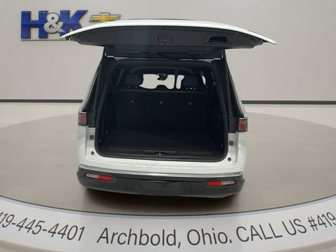 Used 2024 Jeep Wagoneer L Series II w/ Flexible Seating Group AWD/4WD image 23