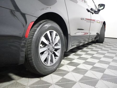 Used 2023 Chrysler Pacifica Touring-L FWD image 12