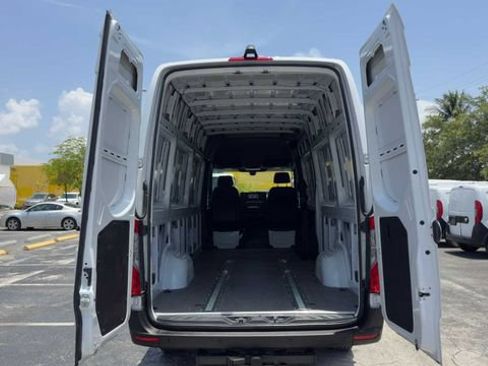 Used 2025 Mercedes-Benz Sprinter 2500 image 29