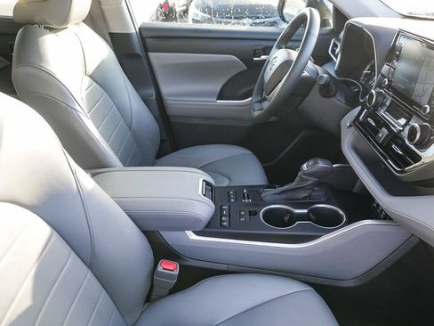 Used 2022 Toyota Highlander XLE image 18