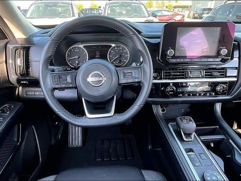 Certified 2025 Nissan Pathfinder SV image 8