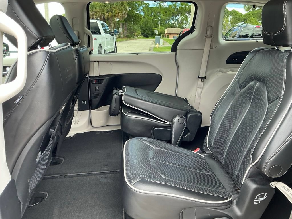 Used 2023 Chrysler Pacifica Limited FWD image 34