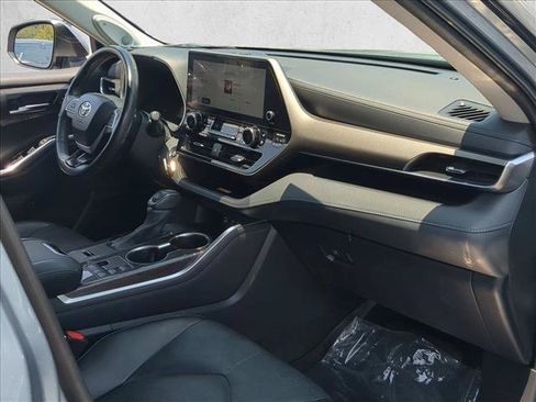 Used 2023 Toyota Highlander Limited FWD image 21