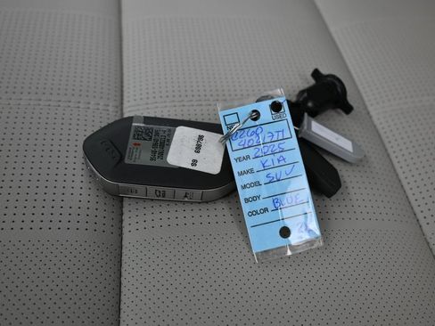 Used 2025 Kia Telluride EX w/ EX Captain's Chair Package image 26